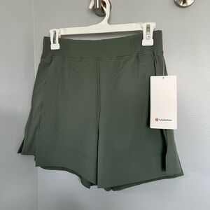 Lululemon stretchy woven relaxed-fit HR short - 4”